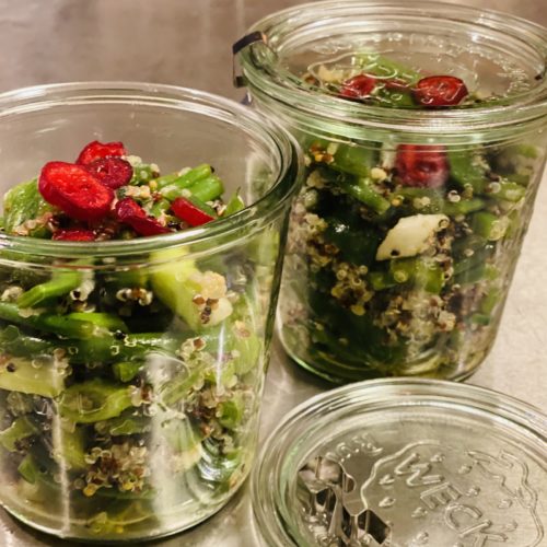 Salat Aus Stangen- Und Keniabohnen, Grüner Paprika, Frühlingszwiebeln | Bunter Quinoa